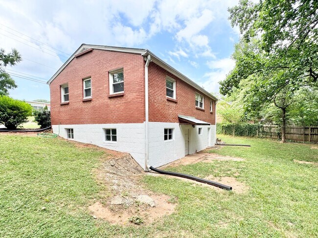Building Photo - 3 Bedroom home near Guilford College
