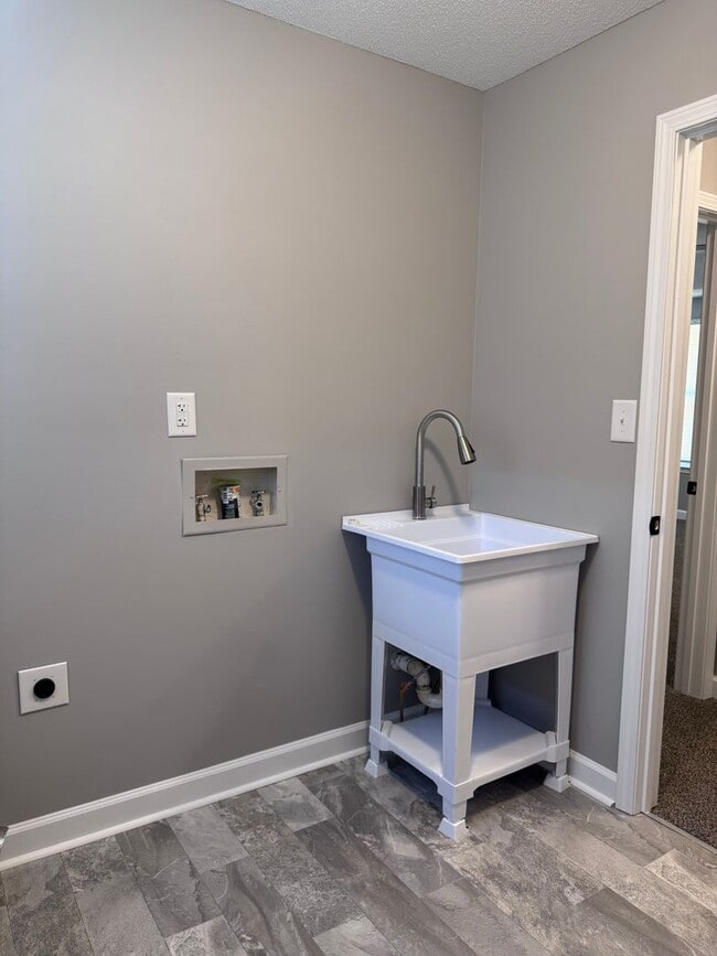 Building Photo - Sango!! Completly Renovated 3 Bed 2.5 Bath Home in Welchview!