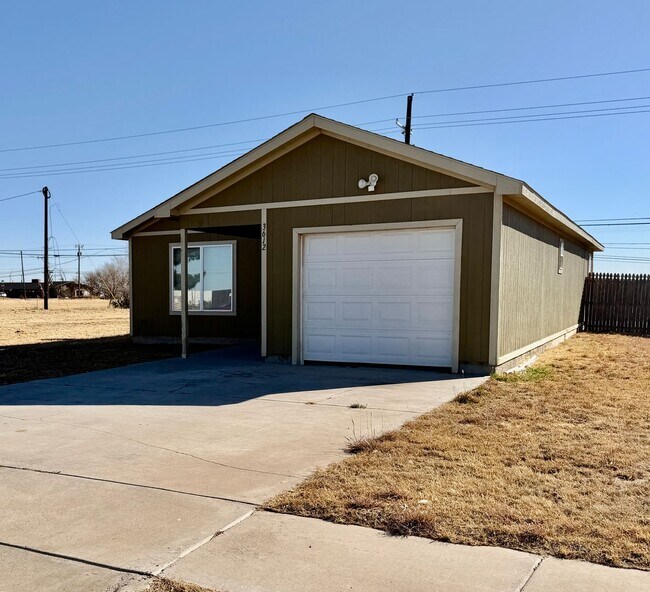 Building Photo - Newer Build 3/2/1 on Quiet Street!