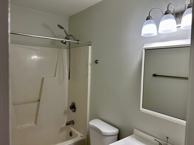 Building Photo - Charming 3 bedroom, 2.5 bath cottage within minutes to Shoppes at Willow Lawn, Carytown