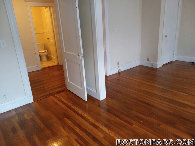 Building Photo - 11 Barrows St