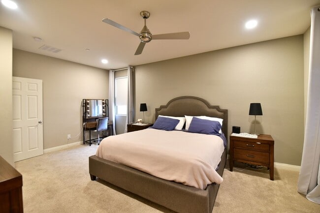 Building Photo - Gorgeous 3bed / 2.5bath home located in Tuscany!