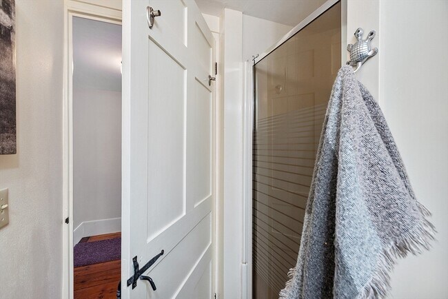 Building Photo - 25 Bulkeley Rd