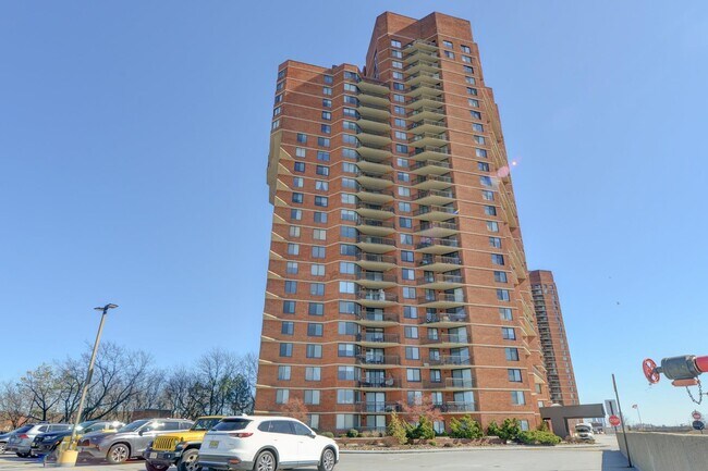 Building Photo - 1332 Harmon Cove Tower