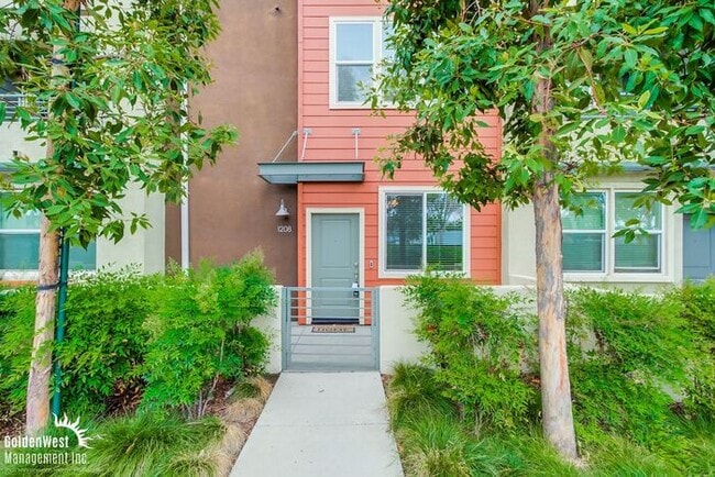 Building Photo - Stylish 3Bdm 4Ba Townhome with Chef’s Kitc...