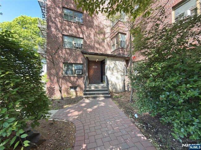 Building Photo - 3021 Edwin Ave