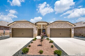 Building Photo - Luxury Duplex in Seguin