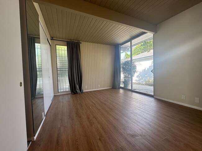 Building Photo - 3169 S Bentley Ave