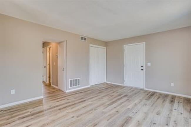 Building Photo - 1527 E El Monte St