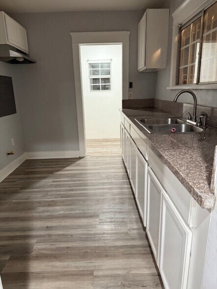 Building Photo - 636 W 75th St