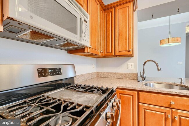 Building Photo - 1650 S Charles St