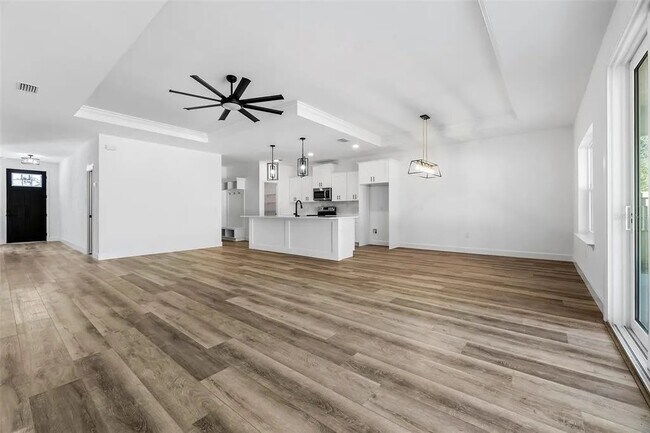 Building Photo - 6670 SW 13th Ln