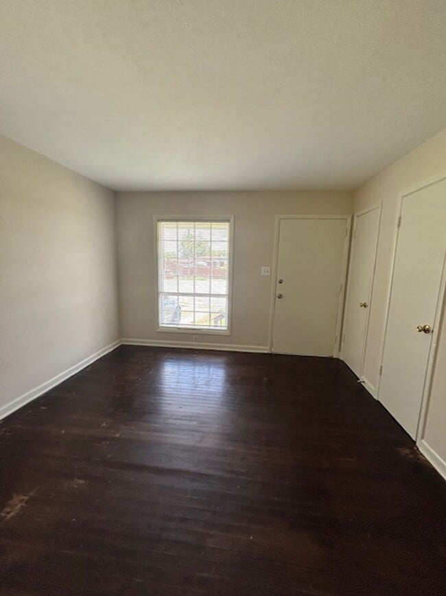 Building Photo - Centrally located