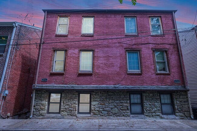 Primary Photo - 1721 Edwards Way