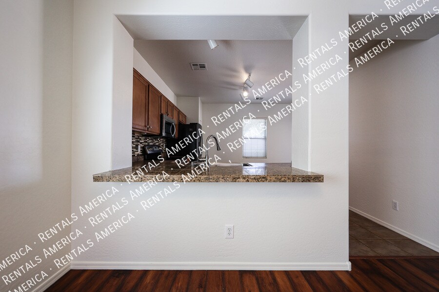 Building Photo - 2010 S Falcon Dr