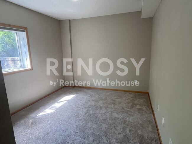 Building Photo - Available Now 3 Bedroom 1 Bath 1 Powder Room Townhome in Eden Prairie