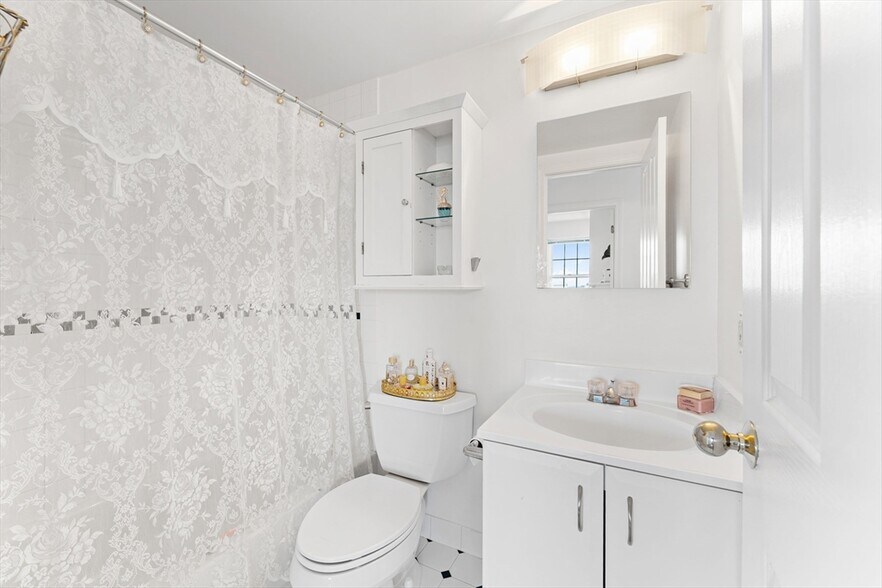 Building Photo - 591 Beacon St