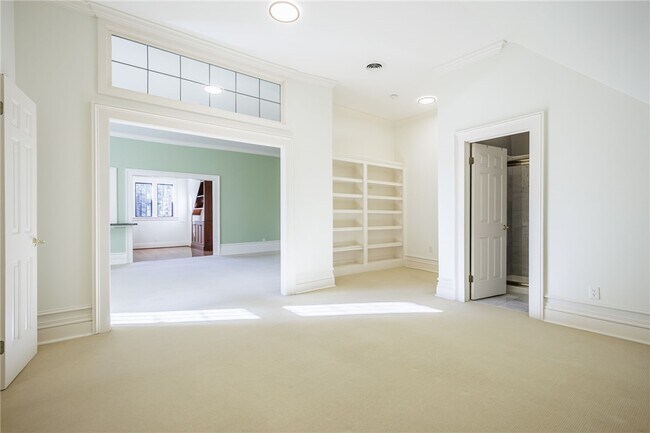 Building Photo - 901 East Ave