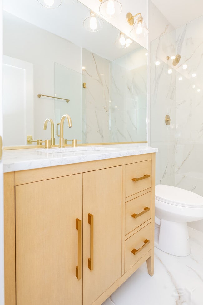 Building Photo - 6036 S Rhodes Ave