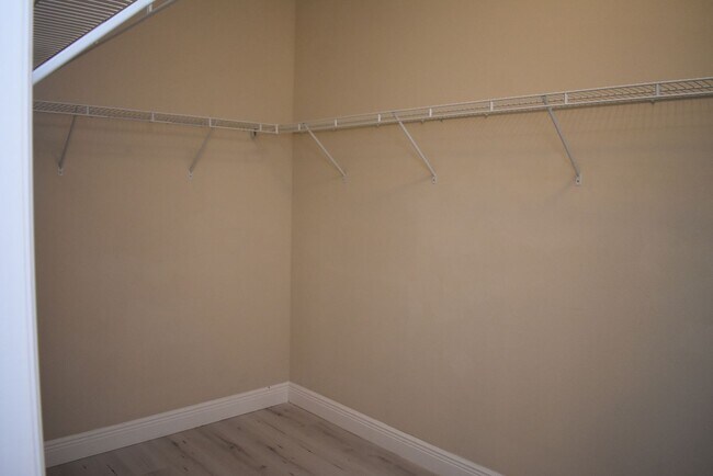 Building Photo - 5060 Creekside Park Ave