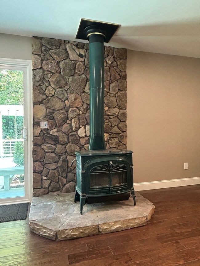Building Photo - Fully Renovated 3BR/2BA Home with Creek Vi...