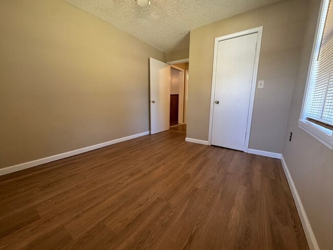 Building Photo - Cozy 3 Bed 1 Bath Home! Available Now! Sch...