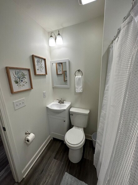 Building Photo - 121 Forest St