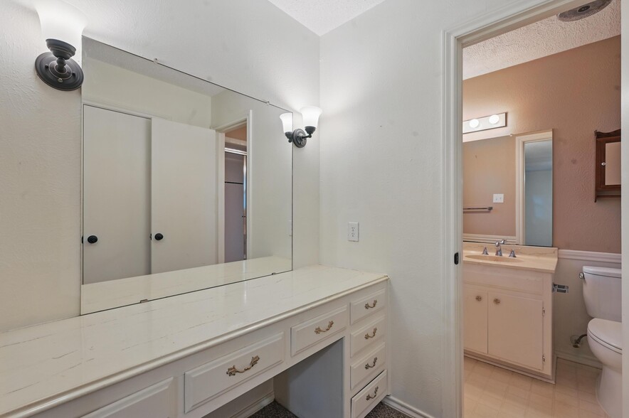 Building Photo - 2221 Prince John Dr