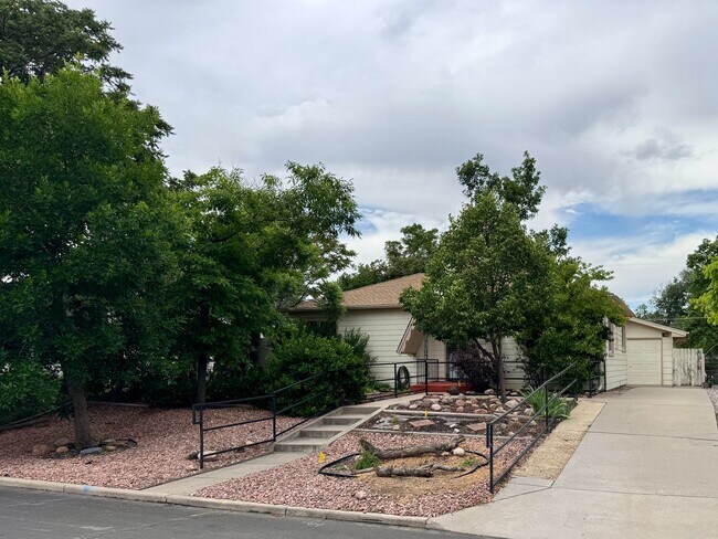 Building Photo - Beautiful 2 Bedroom Ranch Home Furnished o...