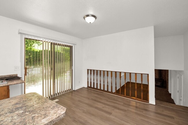 Building Photo - Enormous 4 Bed / 3 Bath Pet Friendly Home ...