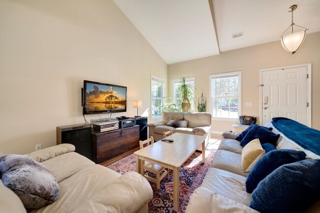 Building Photo - 3 bedroom home with large, fenced backyard convenient to RTP!