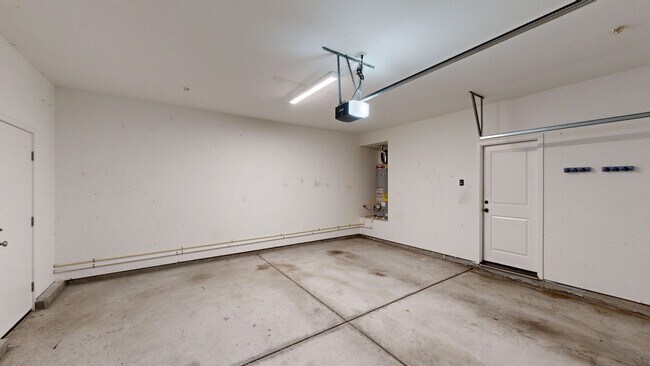 Building Photo - Bright & Beautiful 4 Bedroom 3 Full Bathroom Home!