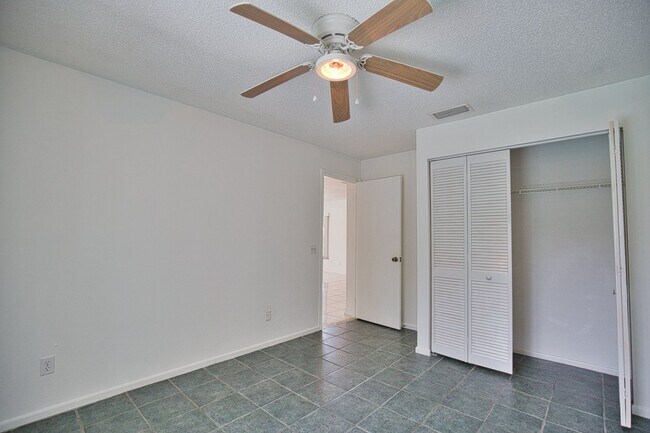 Building Photo - Annual Unfurnished 2 Bedrooms 2 Bathrooms Pool Home Located in South Venice!