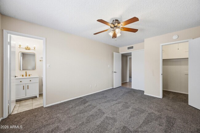 Building Photo - 2216 W Straford Dr