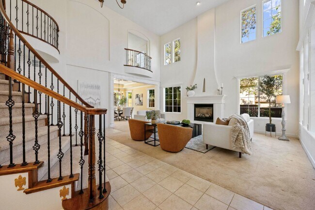Building Photo - Beautiful home in Serrano. Must See!