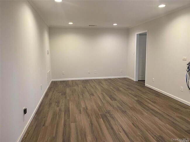 Building Photo - 389 Clubhouse Ct