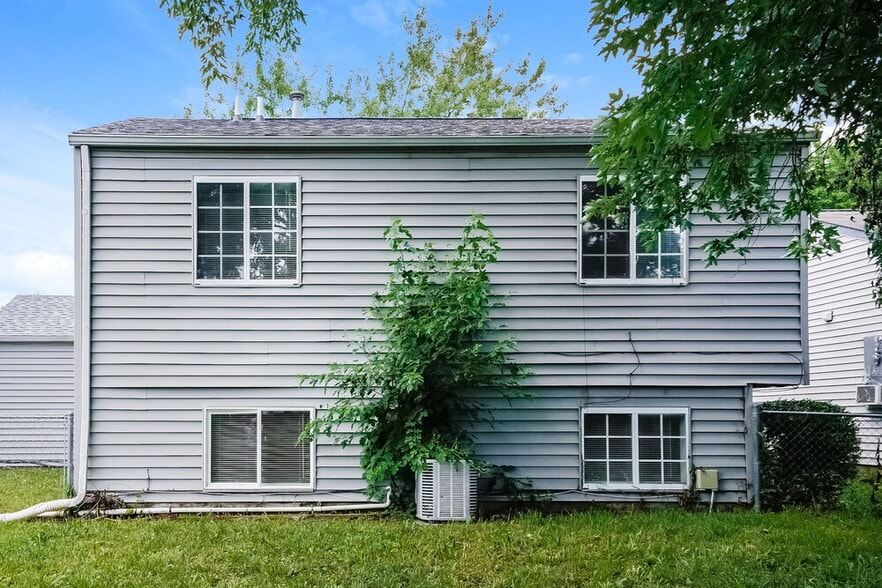 Building Photo - 11045 Amburg Ct