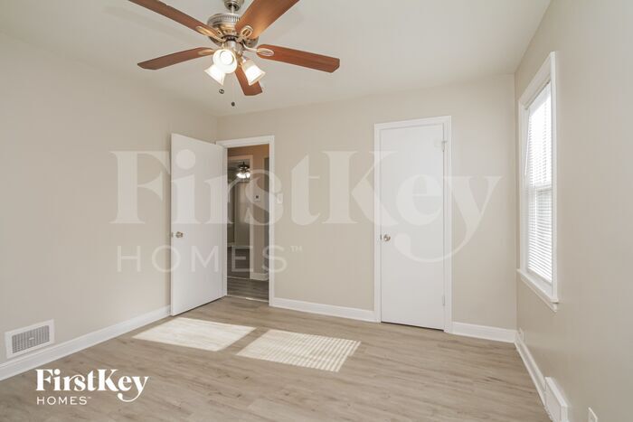 Building Photo - 8912 S Sacramento Ave