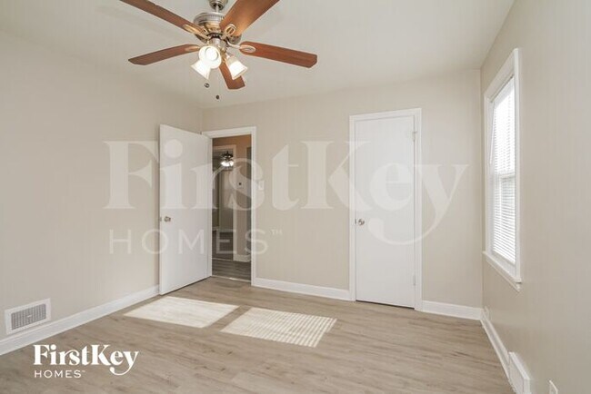 Building Photo - 8912 S Sacramento Ave