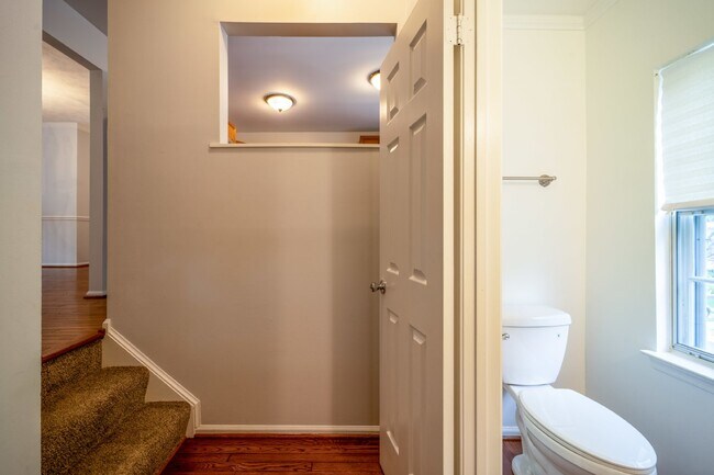 Building Photo - Three-level end unit townhome!