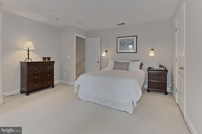 Building Photo - 5238 Bessley Pl