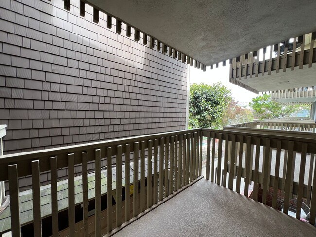 Building Photo - 6526 Ocean Crest Dr
