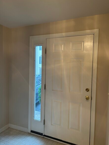 Building Photo - 2717 Foxshire Dr