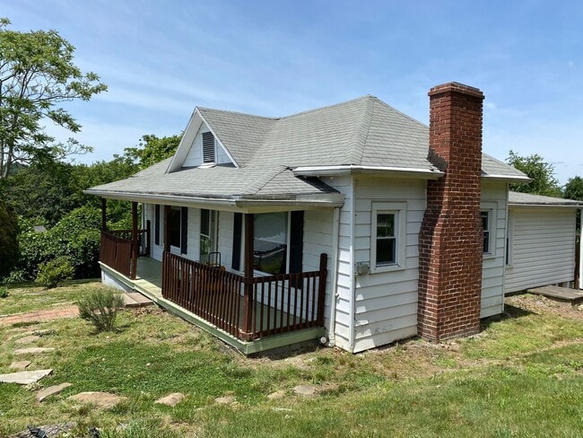 Building Photo - Woodfin - 1920's Cottage