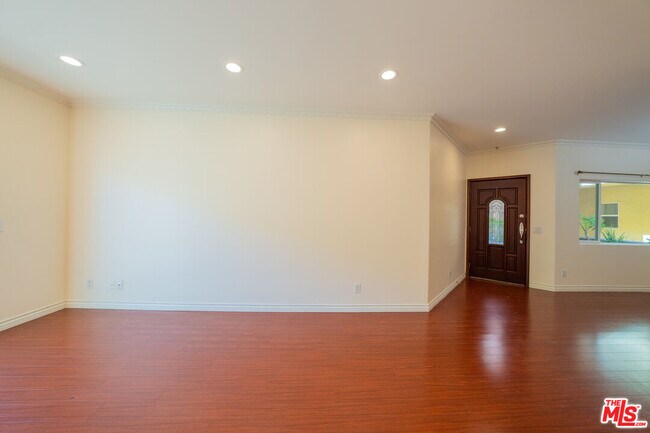 Building Photo - 626 E Orange Grove Ave