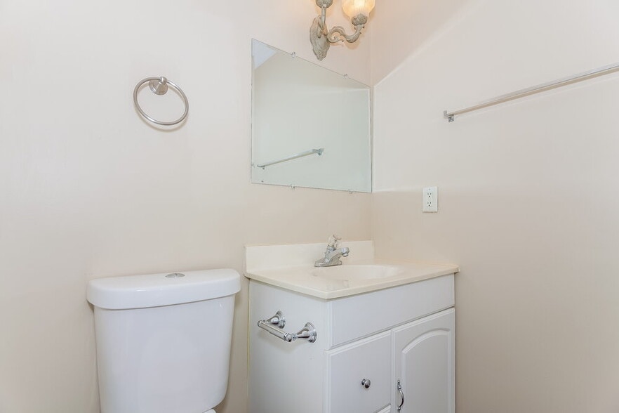 Building Photo - 103 Doree Ln