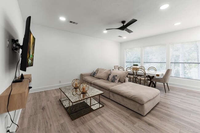 Building Photo - 1 E Wedgewood Glen