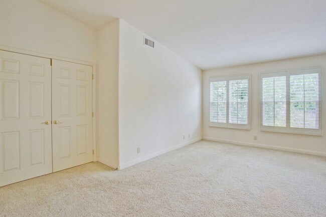 Building Photo - Bright & Airy 3bd/2bth End Unit Condo in F...