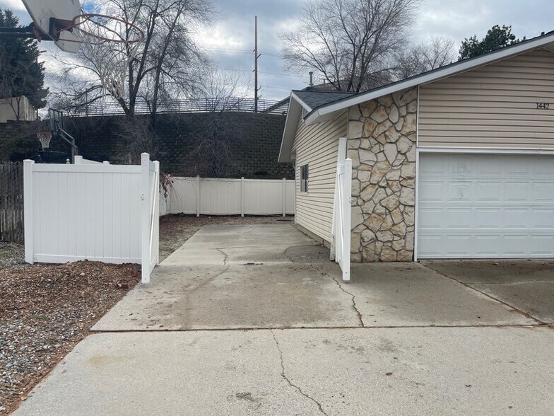 Building Photo - 1442 E Sandy Hills Dr