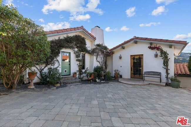 Building Photo - 2373 Tuna Canyon Rd